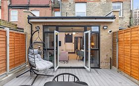 Unwind In Style 2Br With Cozy Backyard For Groups