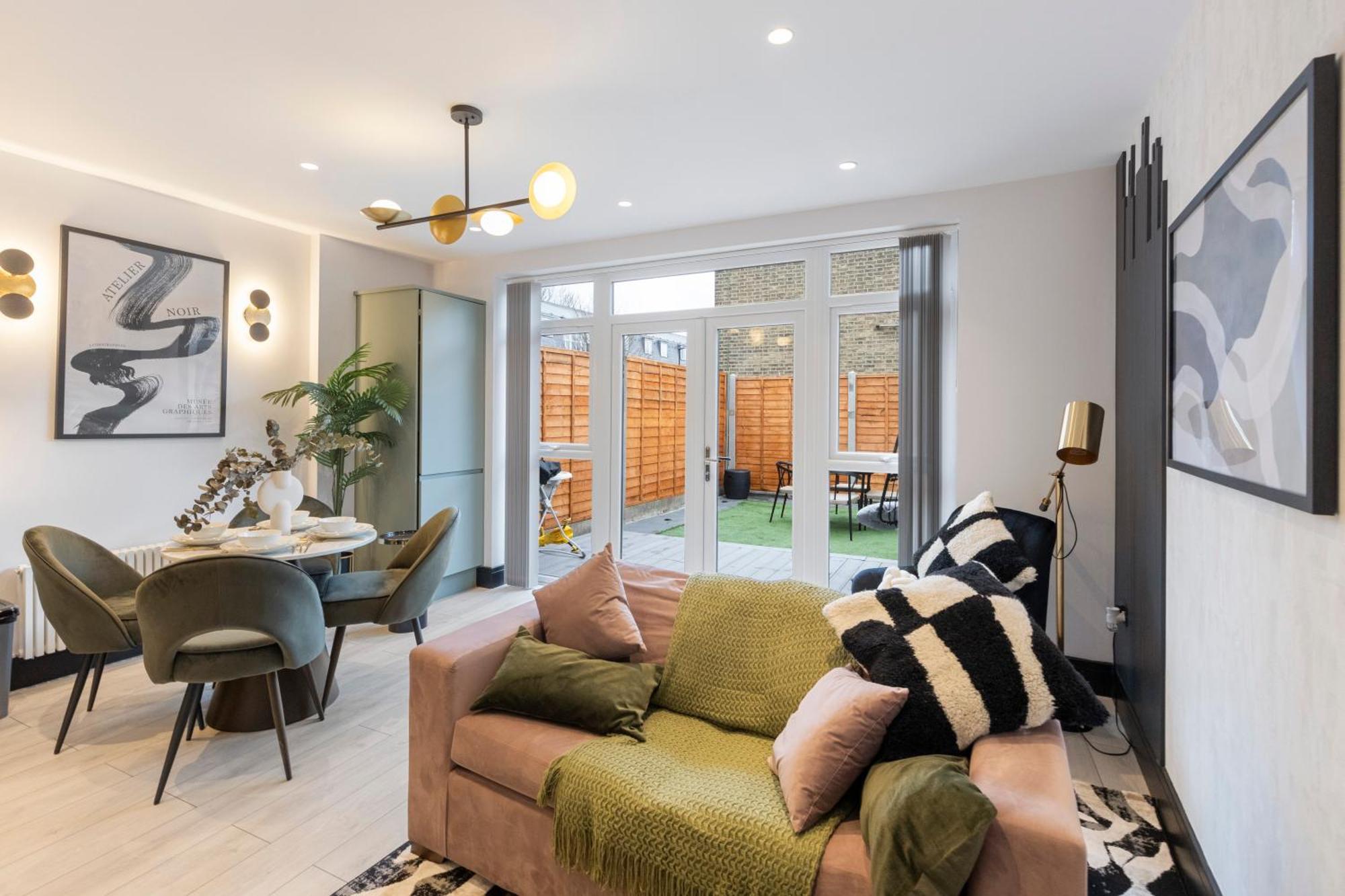 Unwind In Style 2Br With Cozy Backyard For Groups Apartment London Exterior photo