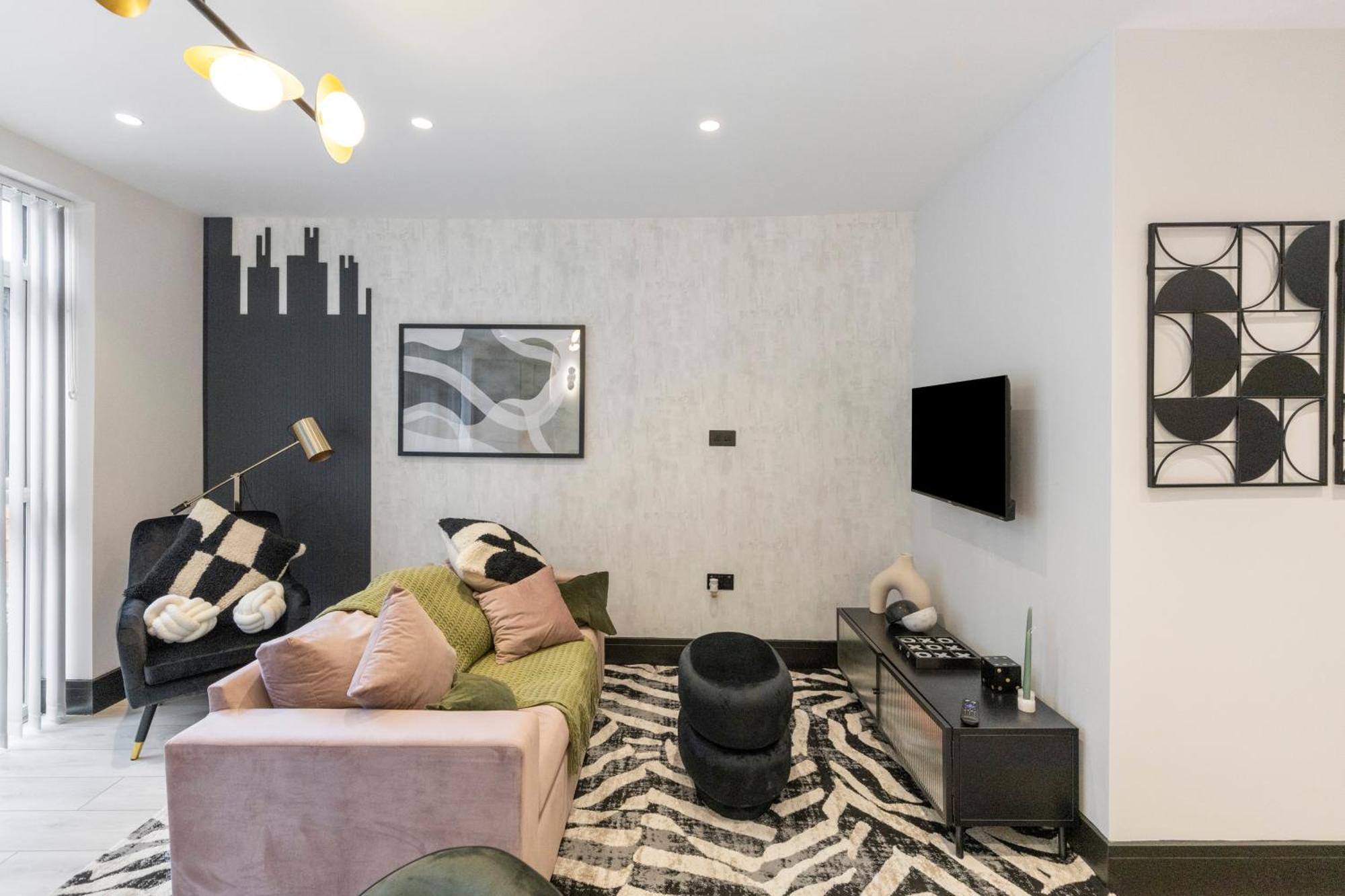 Unwind In Style 2Br With Cozy Backyard For Groups Apartment London Exterior photo