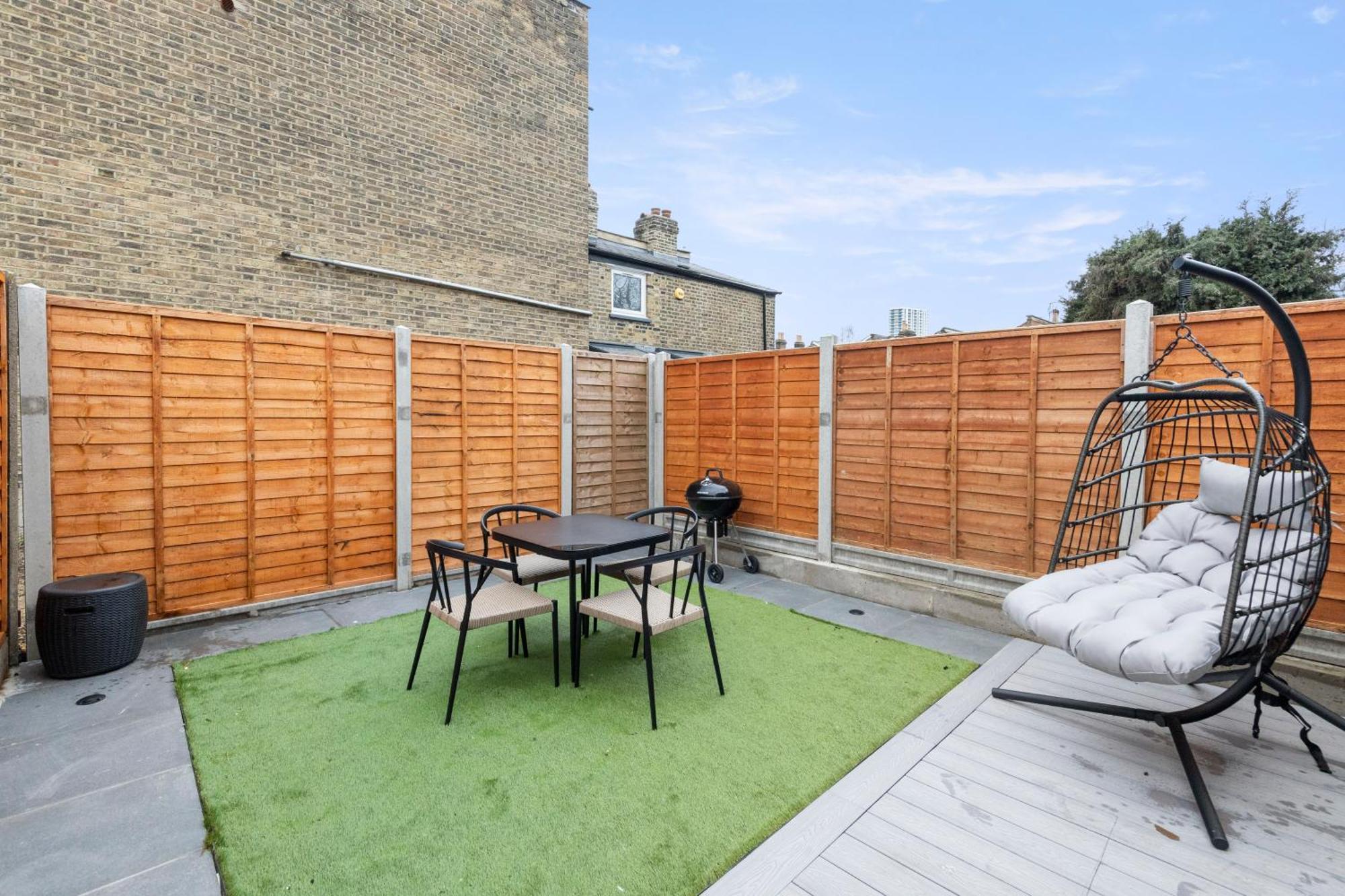 Unwind In Style 2Br With Cozy Backyard For Groups Apartment London Exterior photo